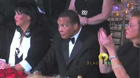 Lionel Richie sings for Muhammad Ali at his 70th B...