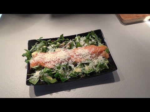 Видео рецепт Салат с семгой и авокадо
