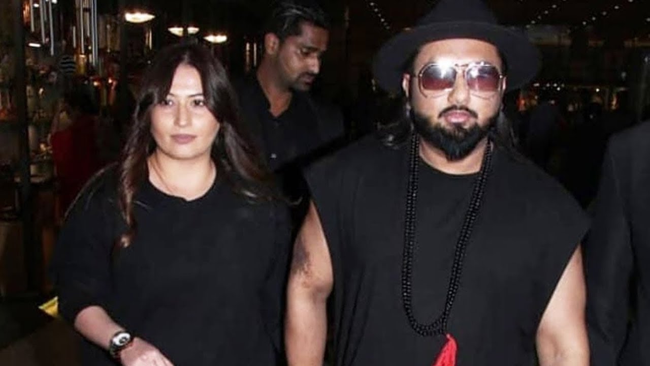 Yo Yo Honey Singh With Wife Shalini Spotted At Mumbai Airport Youtube 