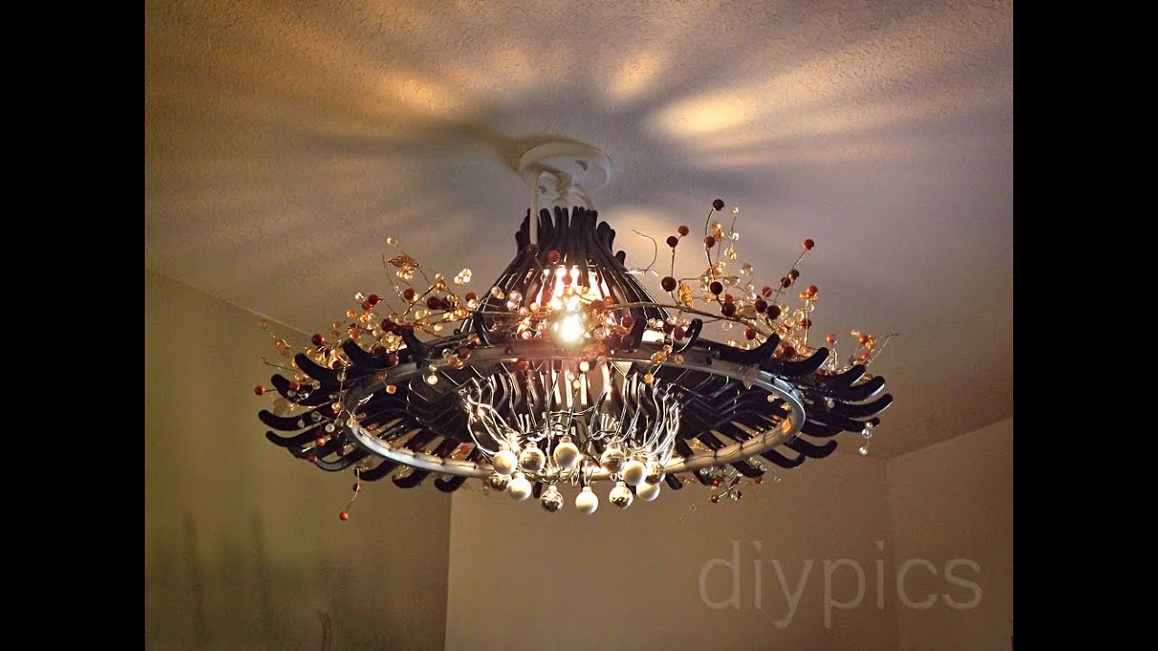 Make A Chandelier Out Of Hangers Candelabro Feito De Cabides You Make A Chandelier Out Of Hangers Candelabro Feito De Cabides