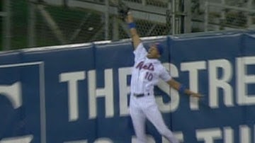 2006 NLCS Game 7: Endy Chavez makes a spectacular leaping catch