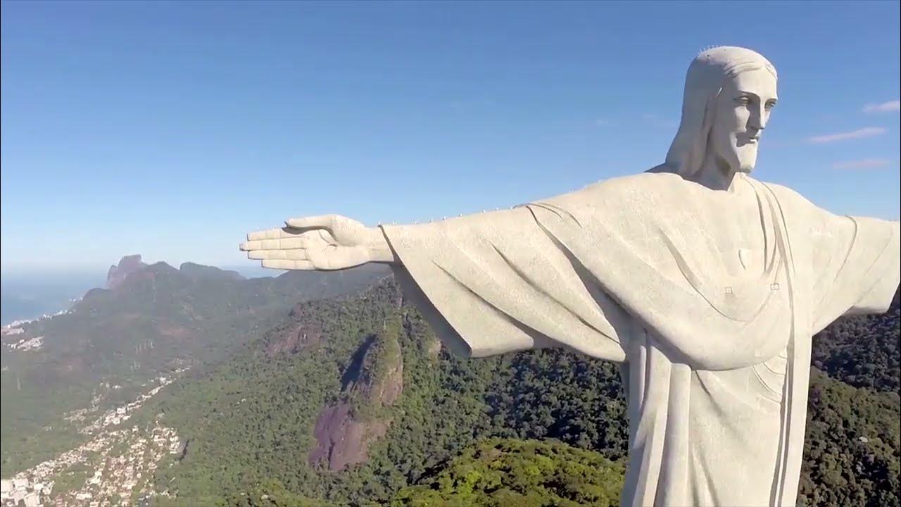 монумент родина мать в киеве девушка на фоне памятника. статуй видео. родина мать на украине памятник. статуя богини милосердия каннон. родина-мать волгоград 2023.