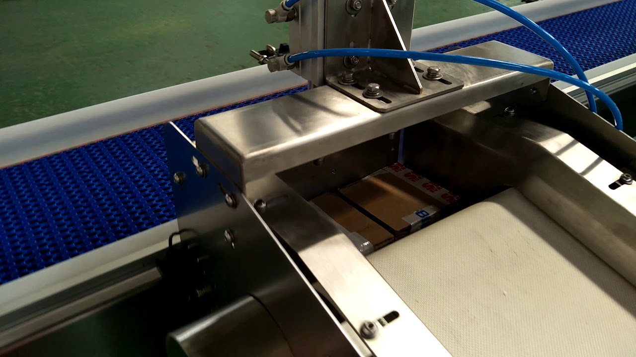 Belt conveyor for stacking