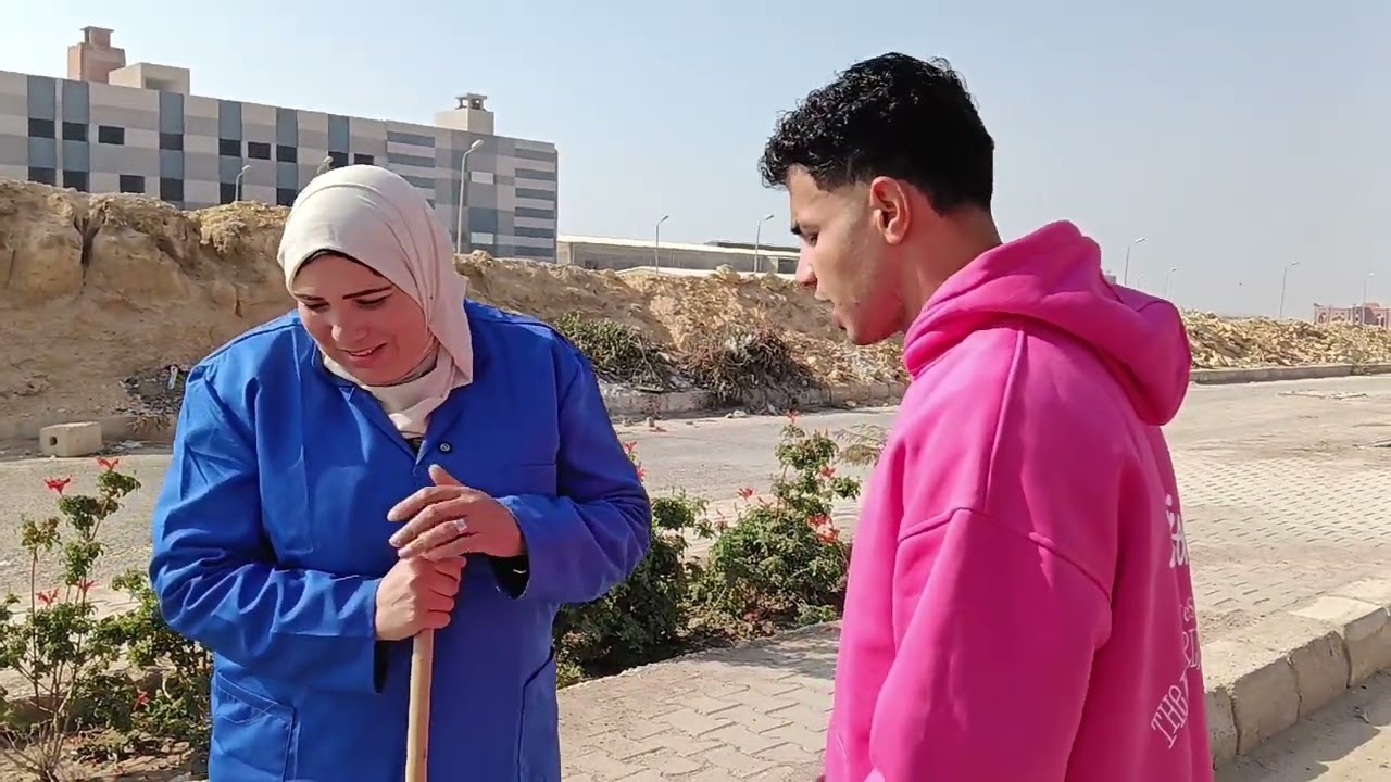 ست فقيره جدا بتكنس في الشوارع لكن تقابل ابنها الاغاني جدا صدفه