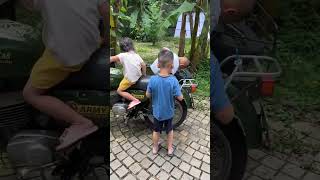 ba anh em phát hiện chiếc xe máy kì lạ