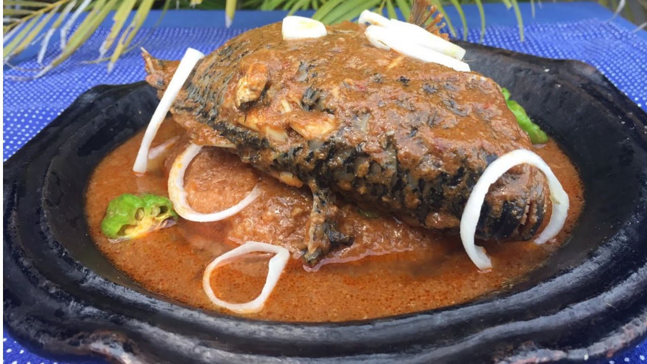 DAKOUIN:LA SAUCE TOMATE AUX POISSONS FRAIS ACCOMPAGNÉE DU PIRON ROUGE. LA RECETTE