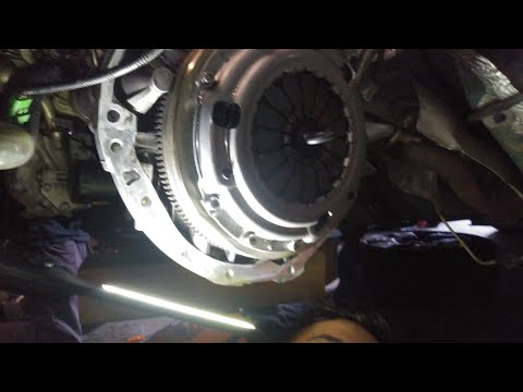 Vídeo: Com engegueu manualment un Nissan Sentra?