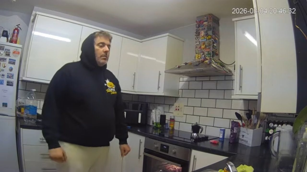 🔴 24/7 LIVE: Italian Couple in London - Real Life [KITCHEN 🍳] - MiGIPepeVibes - Cam 3