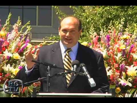 Chris Godfrey speaks at Notre Dame at the 2009 Commencement