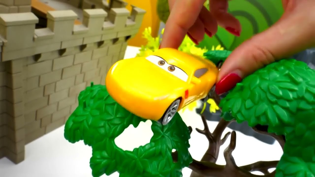 Flash McQueen est coincé sur les rails! Vidéo avec voitures en jouets pour enfants.