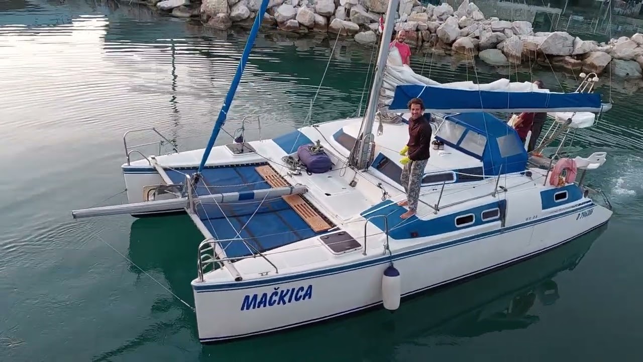 nouveau départ pour se beau petit catamaran