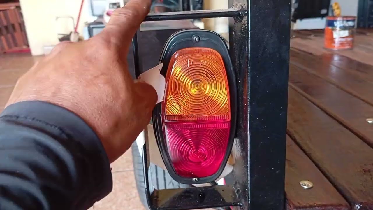 Pessoal hoje envernizei as tábuas da carretinha nova ferramenta da oficina pessoal deixe o seu like👍