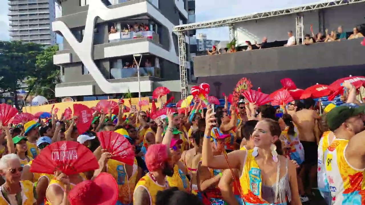 Jay, Paty & Neném curtindo o Carnaval em Salvador com o trio elétrico de Ivete Sangalo 