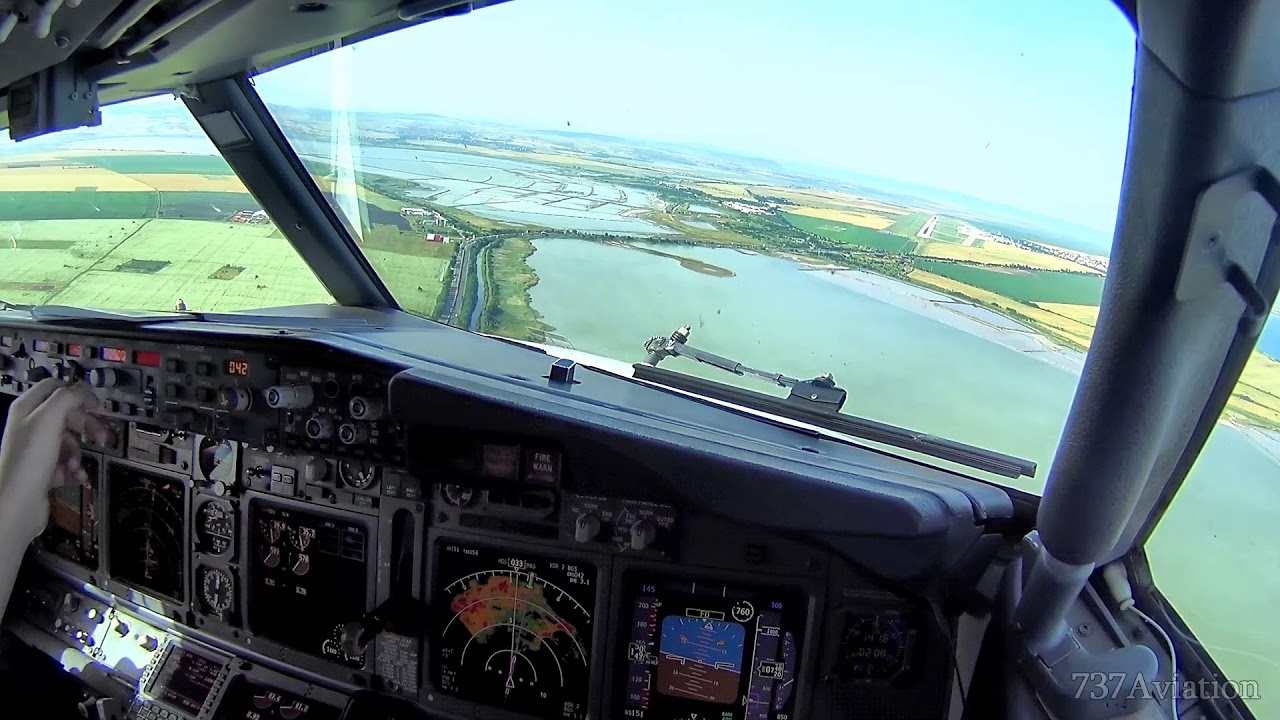 Boeing 737 landing in Burgas LBBG / BOJ
