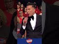 ¡El director de piso no perdona ni en pleno set! 🌭😂