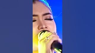 Dede risty mau nangis nyanyi laguu ini