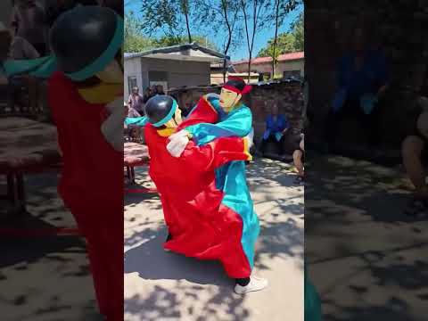 راجل عنده موهبة عجيبة في رص البراميل