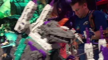 Deluxe Full-tilt and Titan Decepticon Trypticon at Hasbro Toyfair 2017 showroom