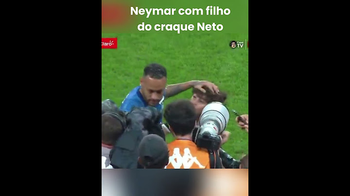 Neymar tirando foto com o filho do craque neto
