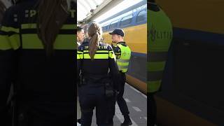 Zakkenroller die de rug op rug truc deed was bijna ontkomen met de trein!!! #pickpocket #amsterdam