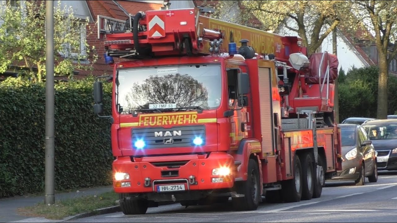 [FEU 4 - Brandausbruch in Altenheim] Einsatzfahrten Feuerwehr, Rettungsdienst und Polizei Hamburg