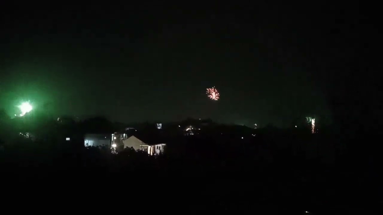 Chúc mừng năm mới 2026. Pháo hoa làng quê lại một năm nữa ế vợ đón giao thừa 1 mình 