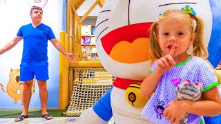 Nastya ve baba 3D sanat müzesinde saklambaç oynuyor