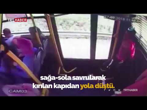 Yolcular kaza yapan otobüsün kapısından fırladı