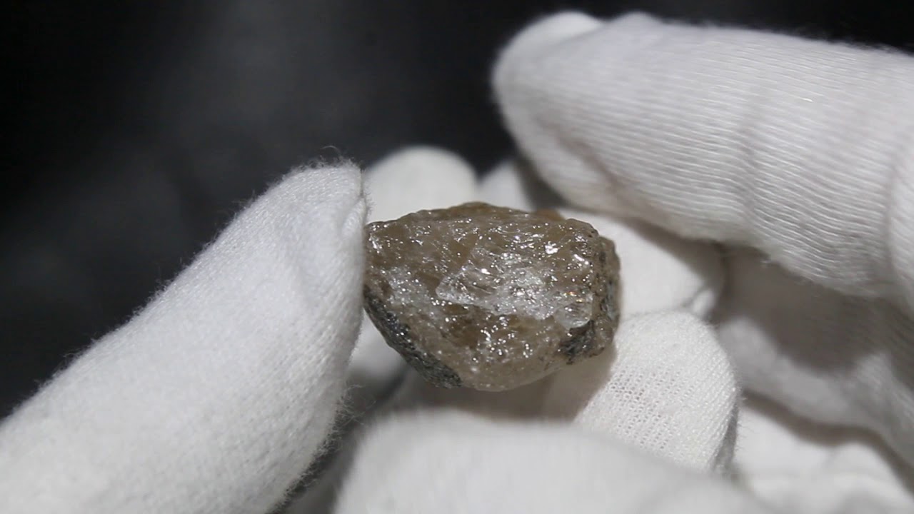 虹のフェナカイト ピーチカラー ロシア マリシェボ産 約12.7g - YouTube
