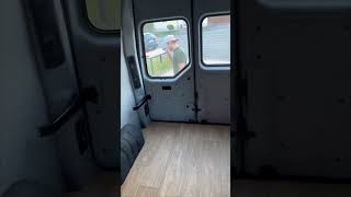 Camper Ausbau - selbstklebender Filz und PVC Boden im Opel Movano