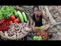 Yummy food: Pig intestine Spices tasty Cooking Vs Peppers sauce - Survival skills Anywhere Ep 104