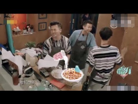 《中餐厅》上演浪漫求婚 王俊凯等人兴奋提建议 小哥跪地求婚