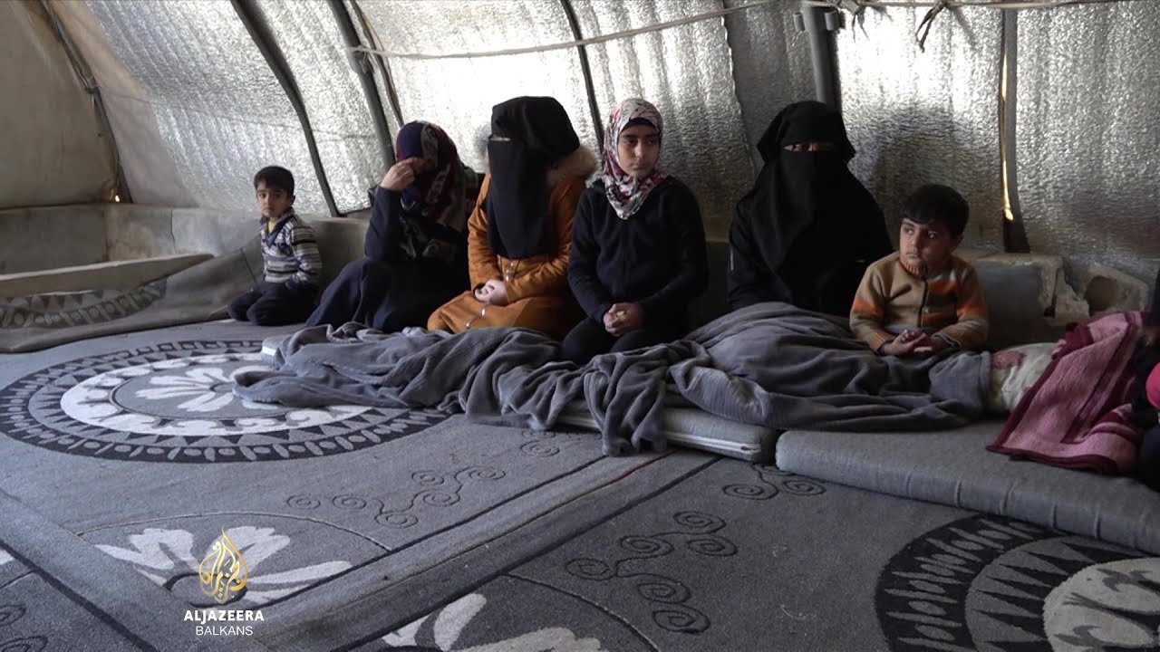 يشعر السوريون المشردون بالقلق من أن أطفالهم سيموتون من البرد