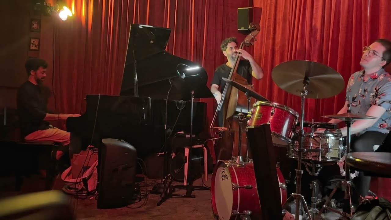 Mira MERON MENARES MACBRIDE - A Calling (live at Bar Bayeux) en YouTube Mira MERON MENARES MACBRIDE - A Calling (live at Bar Bayeux) en YouTube