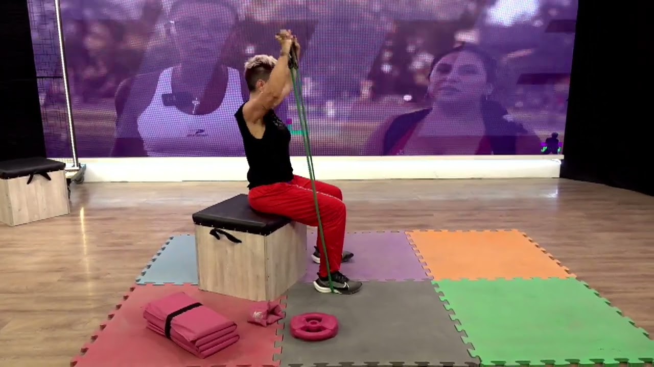 EJERCICIOS CON BANDA ELÁSTICA Y PALO. TRABAJAMOS LA FUERZA Y RESISTENCIA