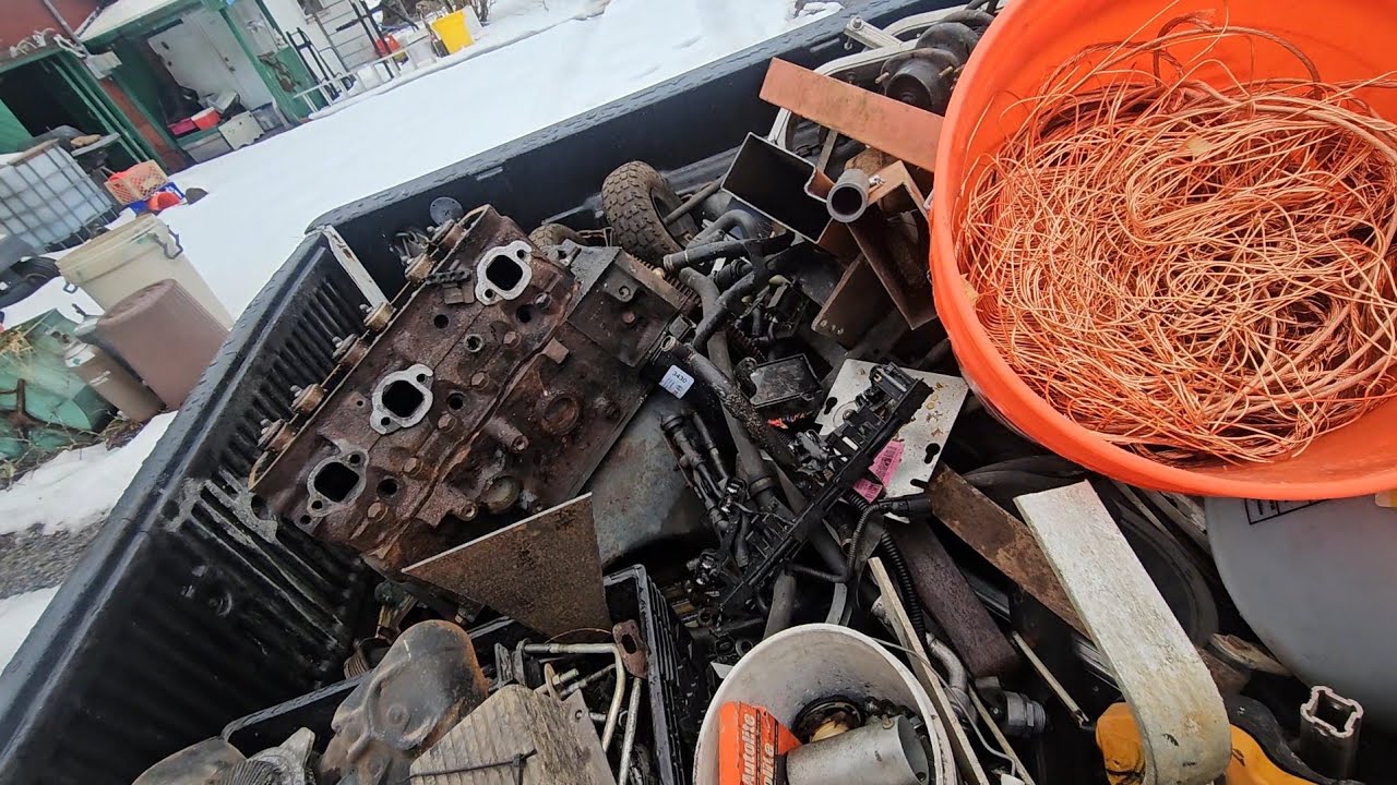 С трудом сводишь концы с концами, чтобы оплатить счета.