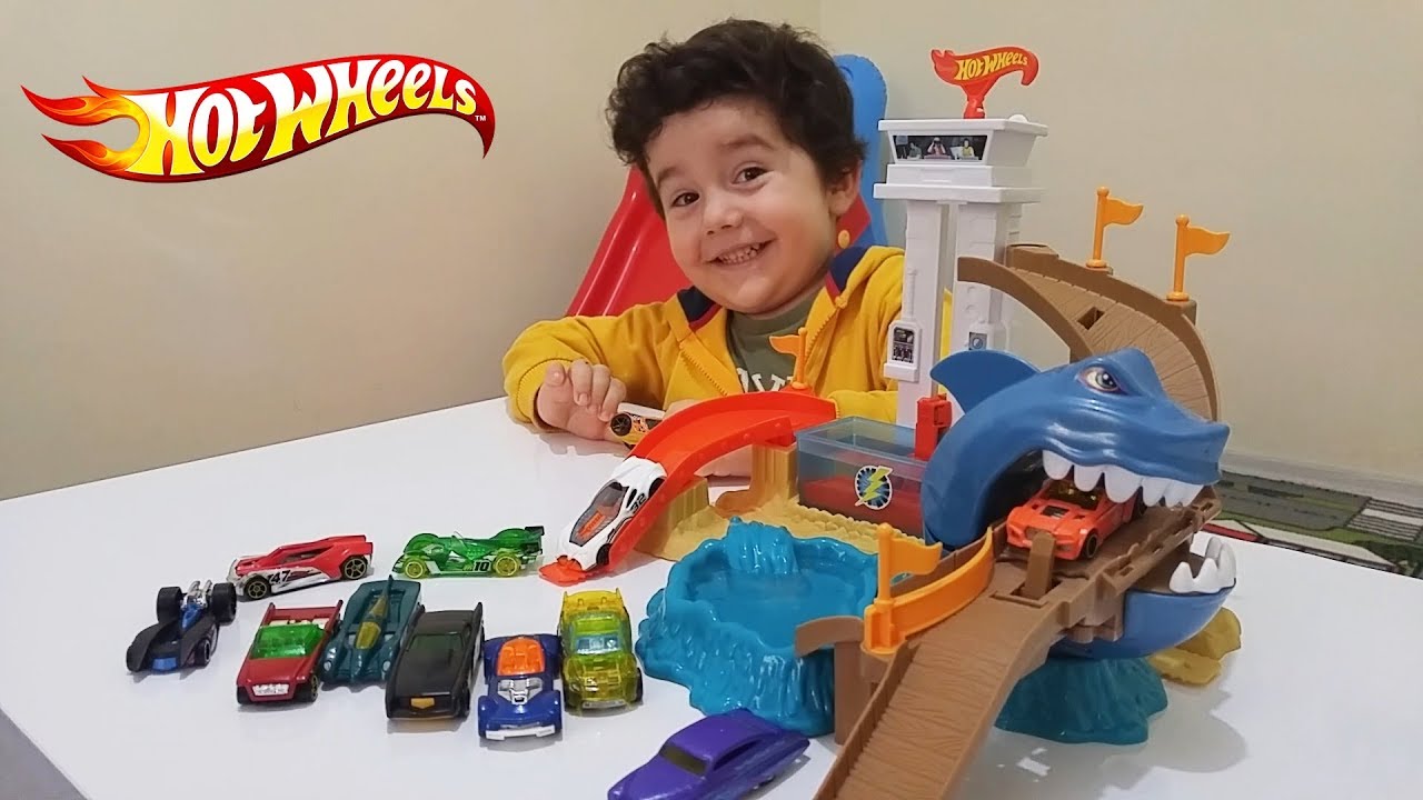 Hot Wheels Kopekbaligindan Kacis Ve Renk Degistiren Arabalar Shark Escape Youtube