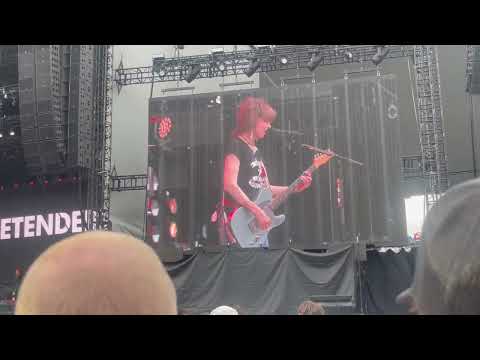 THE PRETENDERS Perform