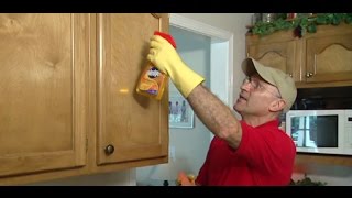 How to Use a Hot Sponge to Remove Grease from Kitchen Cabinets