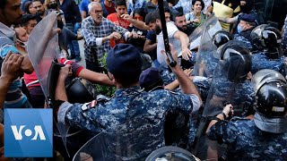 Lebanon Protesters Clash with Police, Try to Storm Economy Ministry