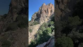 fenêtre sur le massif de l'esterel depuis la grotte sainte baume