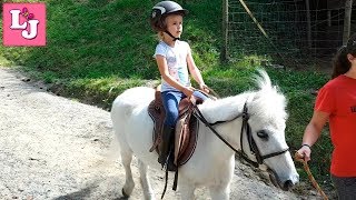 Валерия и Пони Тэн идут на прогулку Лера ухаживает за НАСТОЯЩИМ пони Valeria y Pony Ten van de paseo Валерия и Пони Тэн идут на прогулку Лера ухаживает за НАСТОЯЩИМ пони Valeria y Pony Ten van de paseo