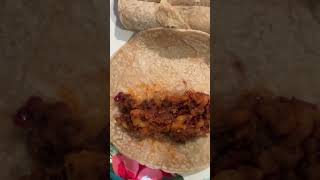 Chorizo con papas en tacos dorados o flautas.