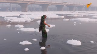 ヒンドゥー教徒の神聖な川　有毒な泡に覆われる　一部教徒は行水を続行