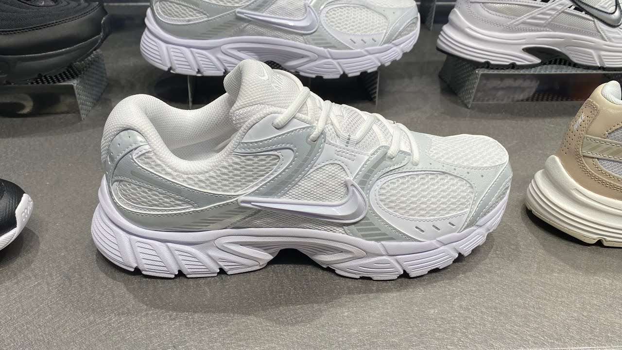 NIKE(ナイキ) ★ V5 RNR White Men / HJ5228-101 Nike V5 RNR (White/ Black/ Metallic Silver/ White) - Style