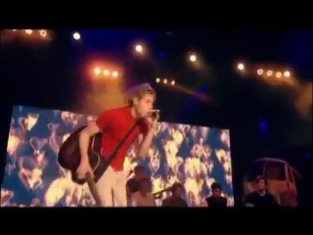 Niall Horan Singing Stereo Hearts!
