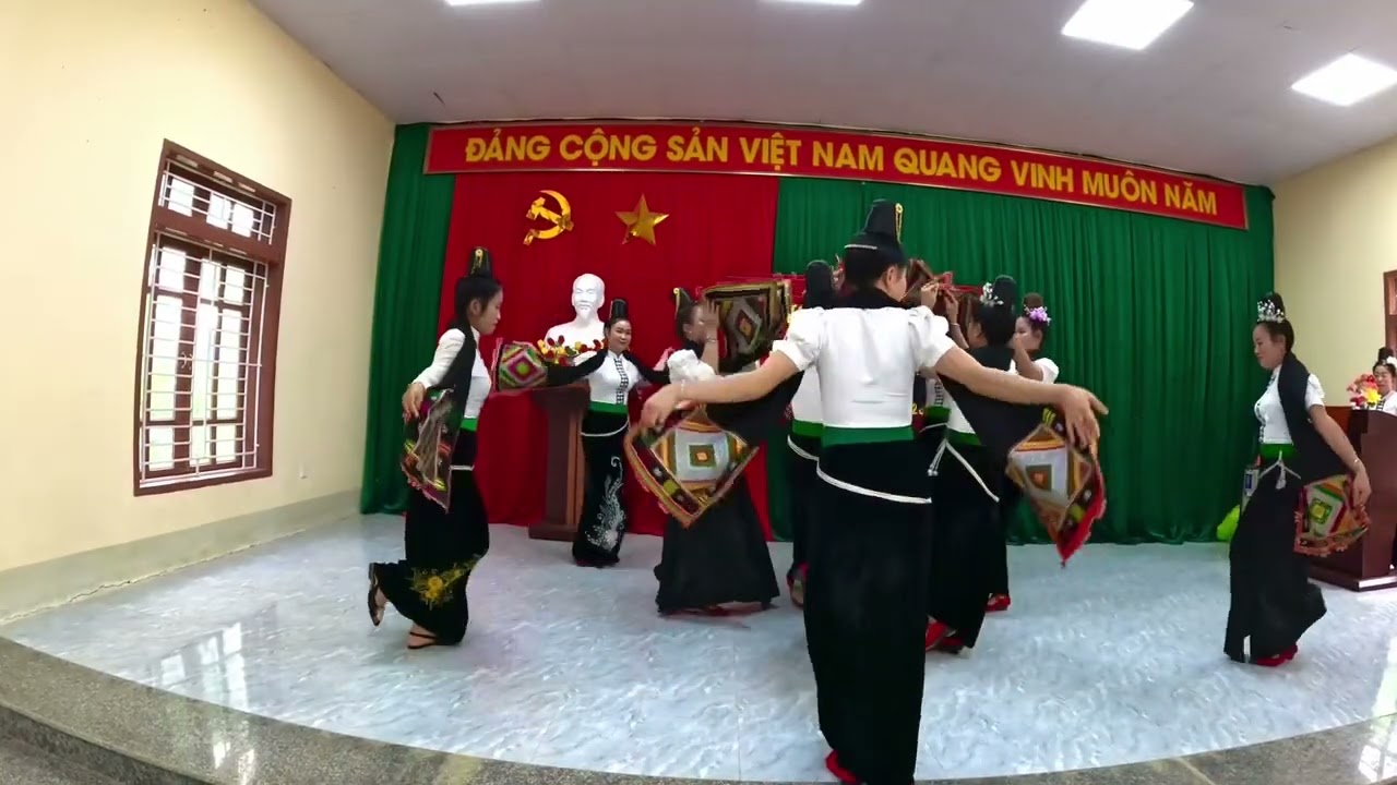 Múa chào mừng Đại Hội Đoàn Kết Toàn Dân bản Thái Cóng 