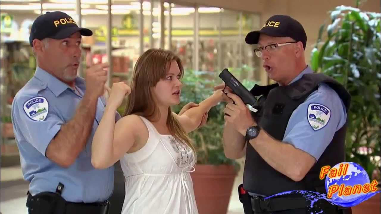 фильмы про женщин полицейских. досмотр охраной в магазине. обыск женщин. обыск женщин. личный досмотр.