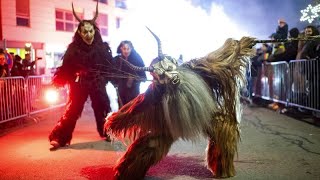 Vídeň oslavuje předvánoční období mýtickým průvodem Krampusů