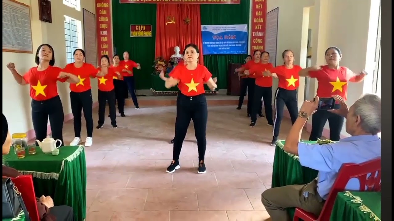 Chi Hội Phụ Nữ thôn Hồng Phong tổ chức tiết mục dân vũ. Kỷ niệm ngày PNVN 20/10